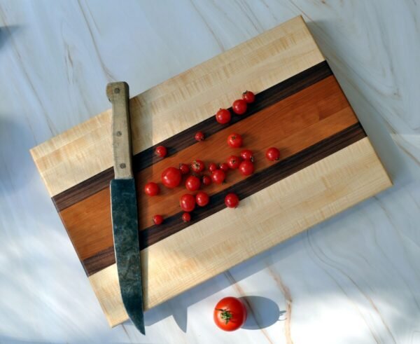 edge-grain-cutting-board-knife-and-tomatoes